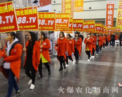     2017年中原肥料會(huì)上農(nóng)化人兢兢業(yè)業(yè)做出不凡成績(jī)